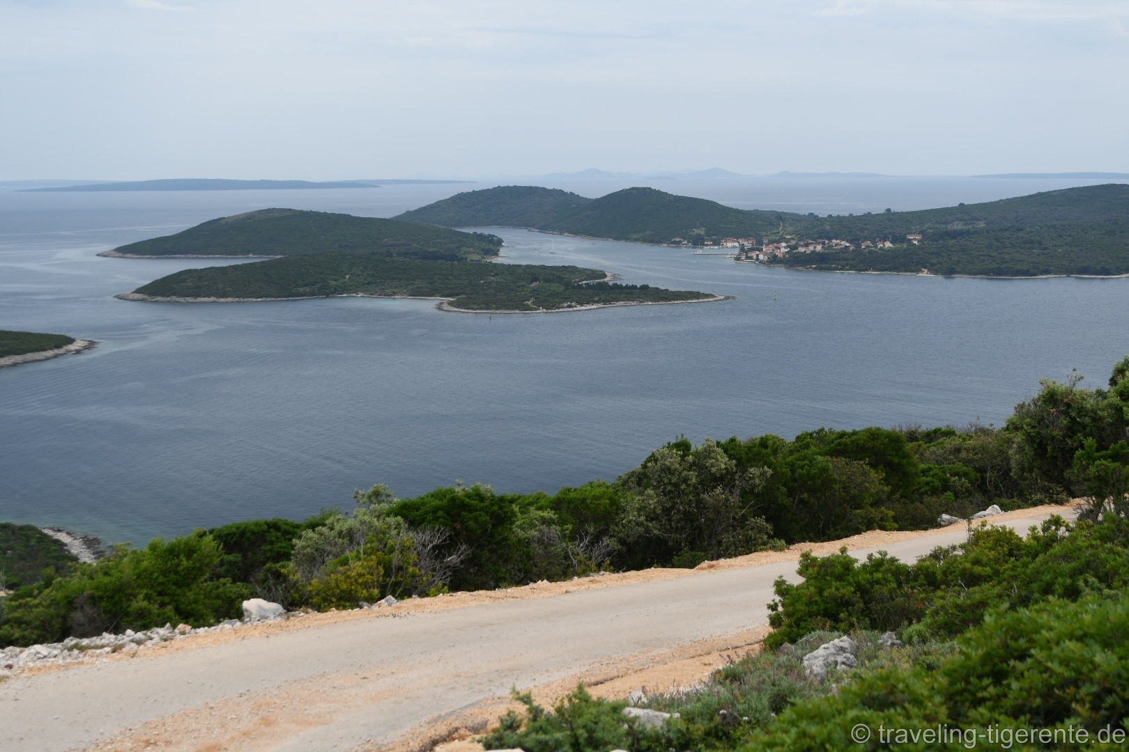 Blick vom Südzipfel Lošinjs zur Insel Ilvoik.